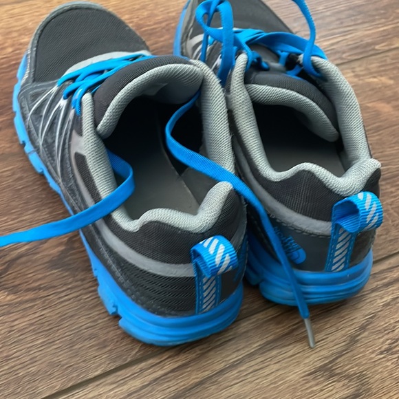 The North Face kids hiking shoe tennis shoe size 2 - Picture 4 of 7